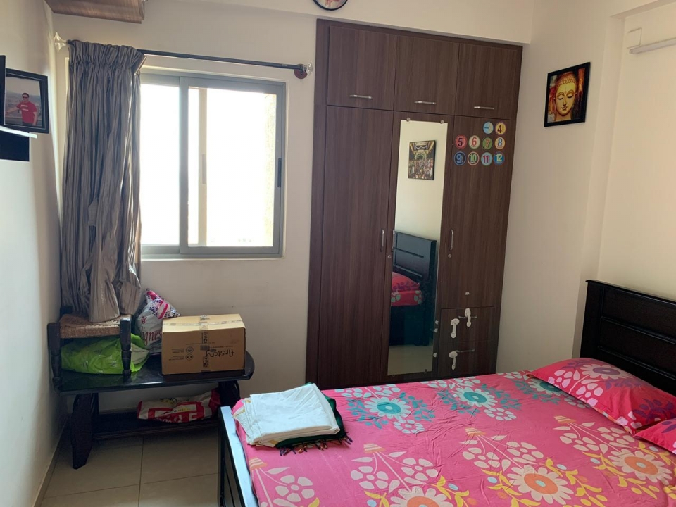 spacious 2 bhk flat for sale in goyal footprints, hegde nagar, thanisandra main road.