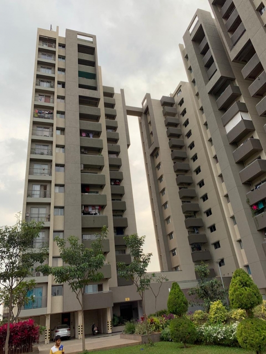 spacious 2 bhk flat for sale in goyal footprints, hegde nagar, thanisandra main road.